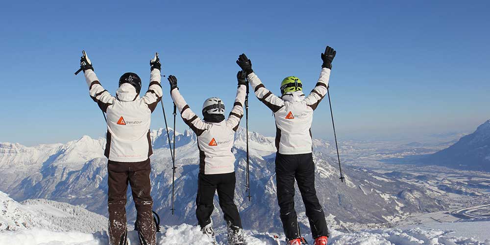 Drei Skilehrer an der Klippe