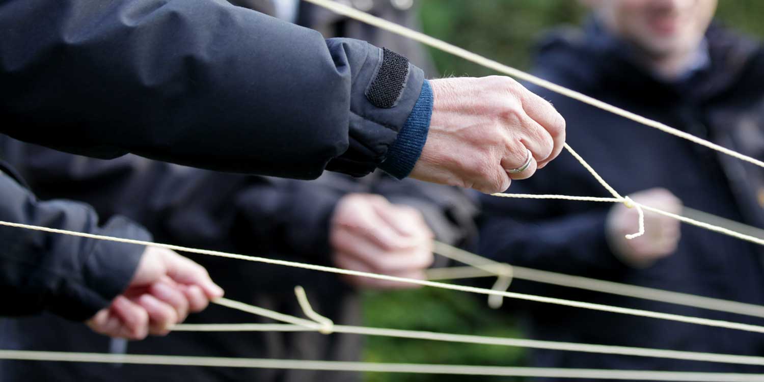 Manager ziehen Fäden